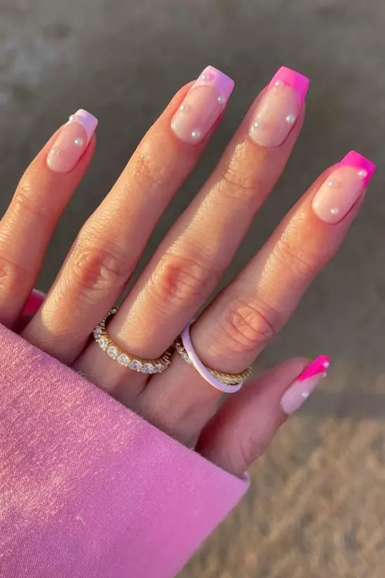 Розовый френч с жемчугом на квадратных ногтях средней длины