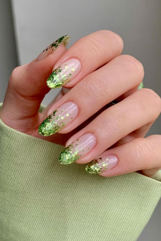 Зеленый маникюр омбре с блестками на длинных овальных ногтях