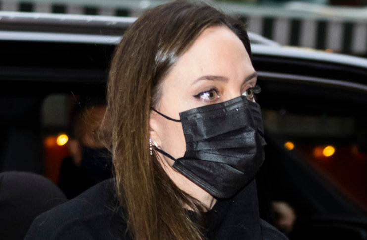 Воплощение шика: Анджелина Джоли в пальто и сапогах завершает образ самым модным маникюром