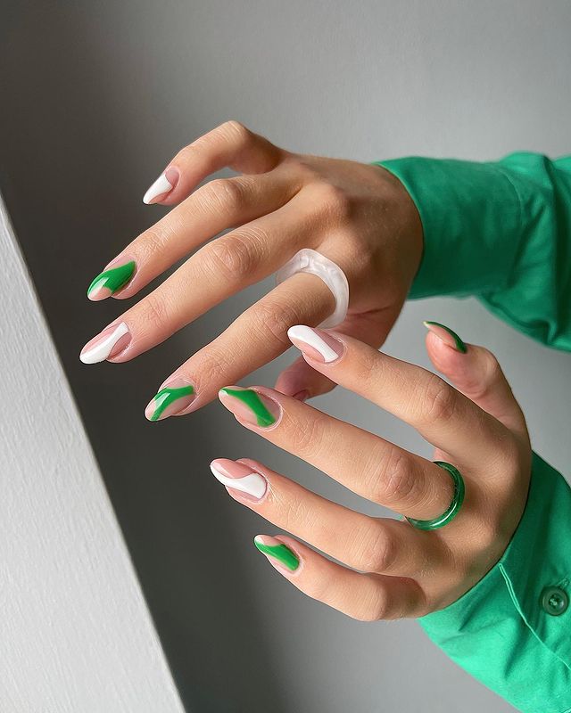 Бело зеленый маникюр на овальных ногтях средней длины