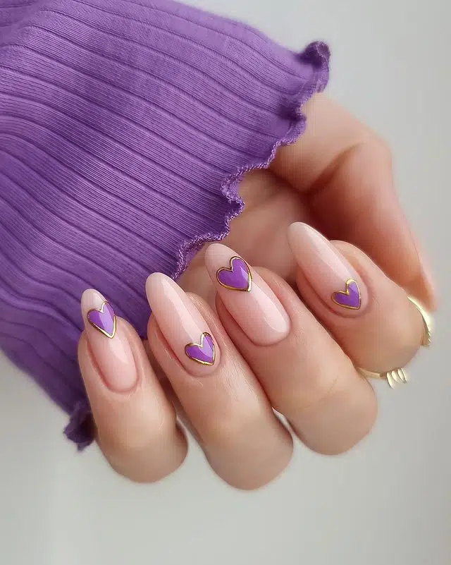 Бежевый маникюр с фиолетовыми сердечками на длинных ногтях