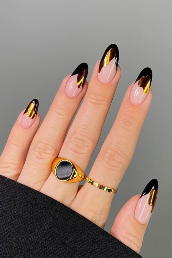 Черный френч с золотой фольгой на длинных овальных ногтях