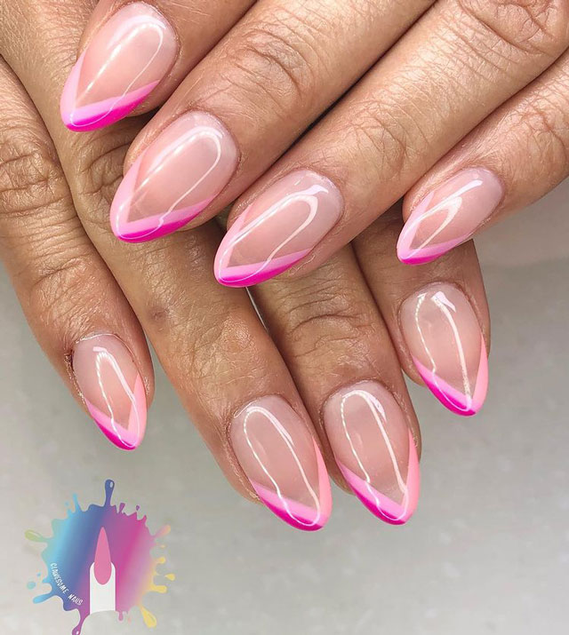 Двухцветный розовый френч на ухоженных овальных ногтях