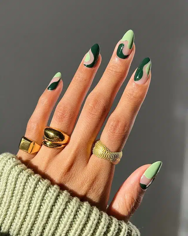 Двухцветный зеленый маникюр на острых длинных ногтях
