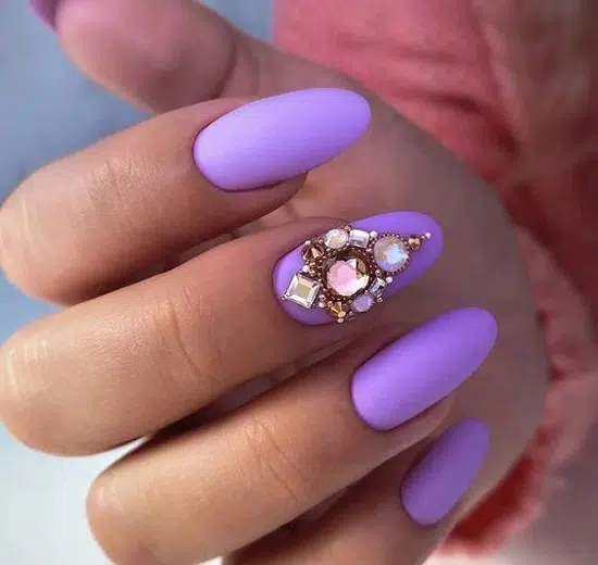 фиолетовый матовый маникюр со стразами на овальных ногтях