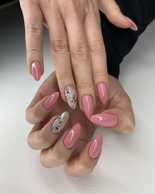 Глянцевый розовый маникюр с блестками на длинных острых ногтях