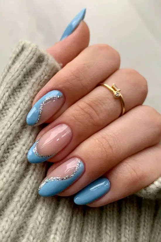Голубой маникюр с блестками на овальных ухоженных ногтях