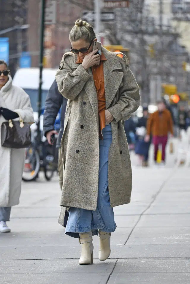 Кейт Хадсон в джинсовой юбке и модном пальто в елочку
