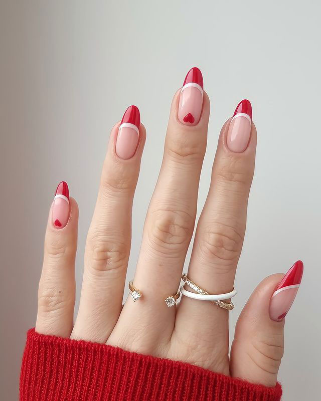Красный френч с сердечками на длинных острых ногтях