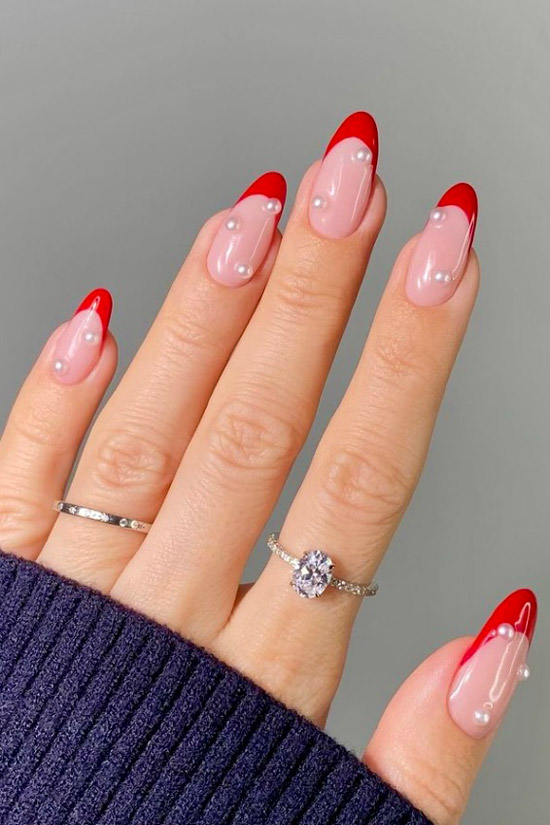 Красный френч с жемчугом на овальных ногтях средней длины