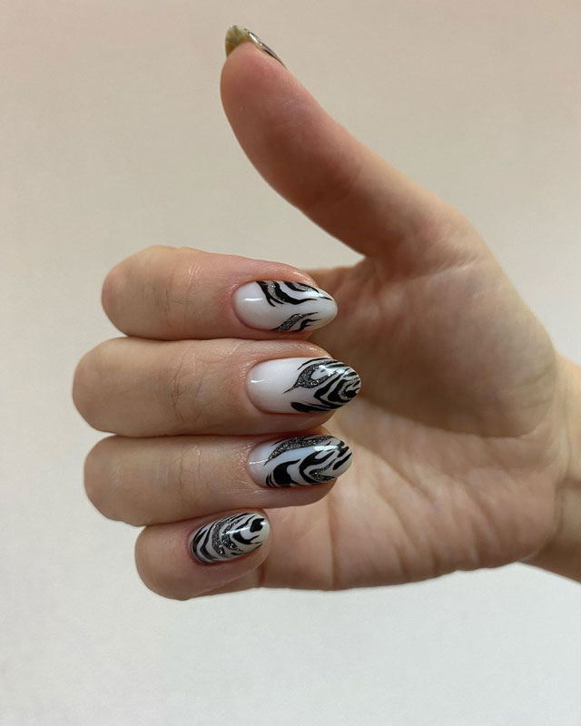Маникюр с принтом зебры на овальных ухоженных ногтях