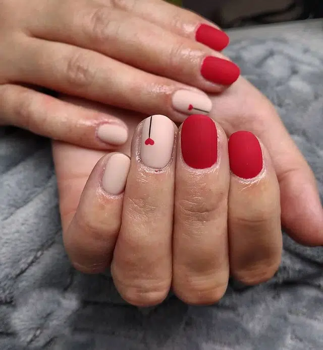 Матовый красный маникюр с акцентом на коротких овальных ногтях