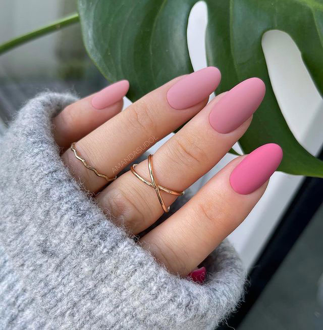 Матовый розовый маникюр на овальных ногтях