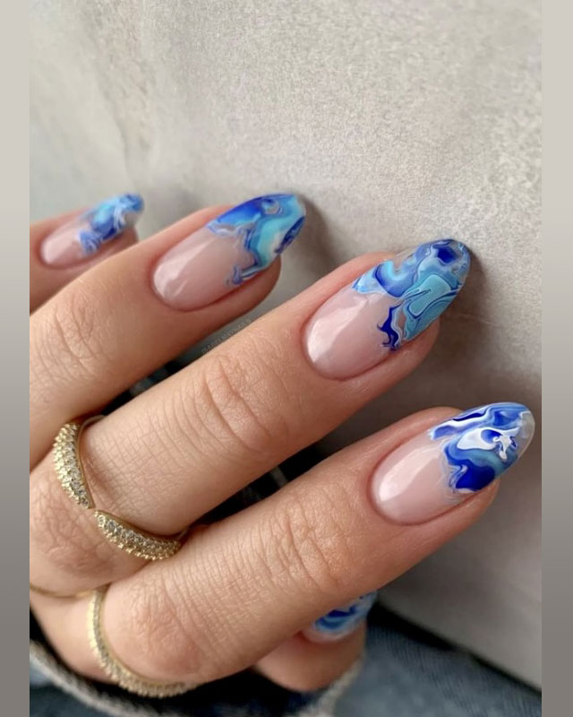 Морской синий маникюр на овальных ухоженных ногтях