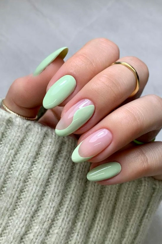 Мятно зеленый пастельный маникюр на овальных ногтях