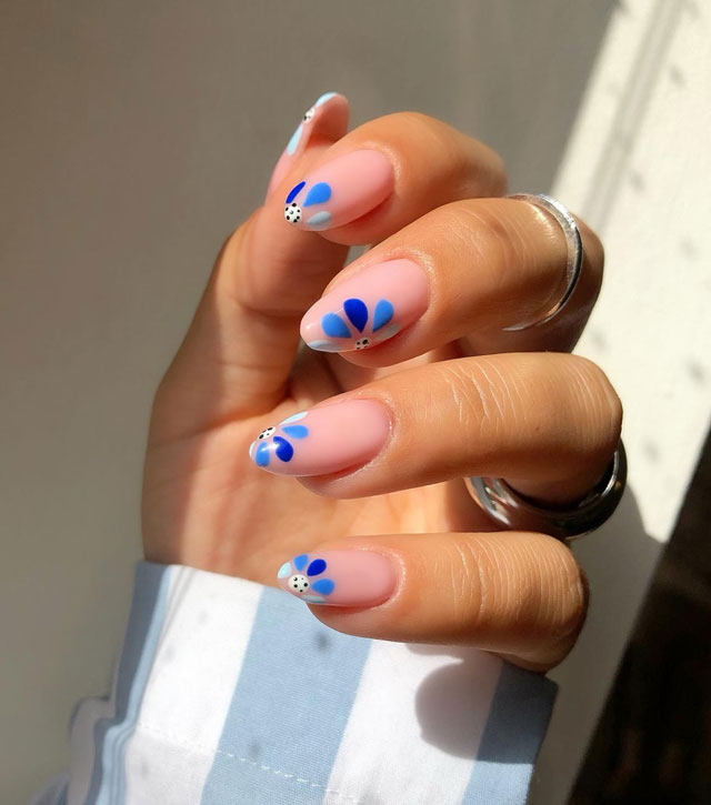 Натуральный маникюр с синими цветами на ногтях средней длины