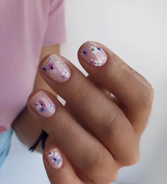 Нежный фиолетовый маникюр с цветами на коротких ногтях