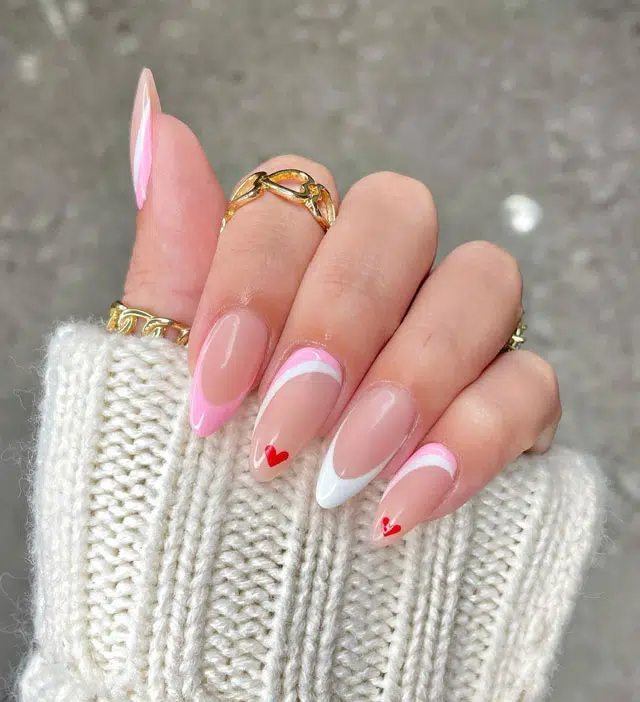 Нежный розовый маникюр с сердечками на длинных ногтях