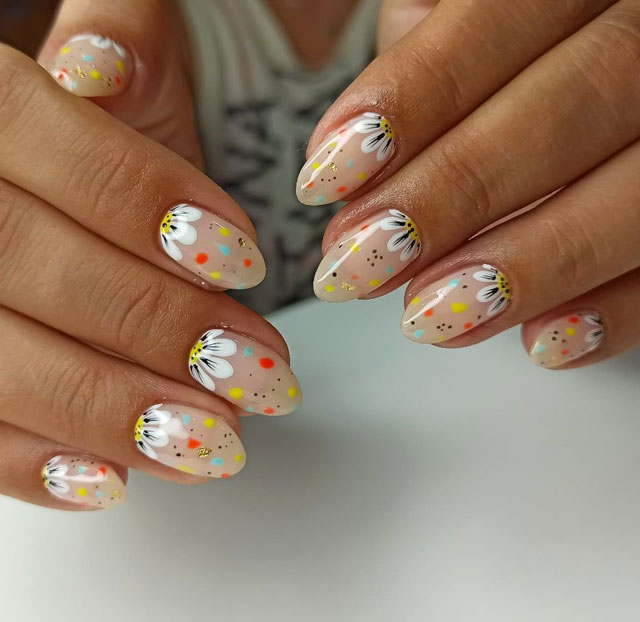 Нежный весенний маникюр с цветами и разноцветными точками на овальных ухоженных ногтях