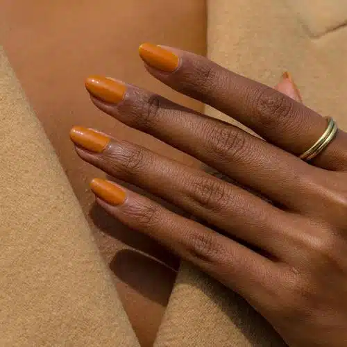 Оранжевый маникюр на овальных ногтях средней длины
