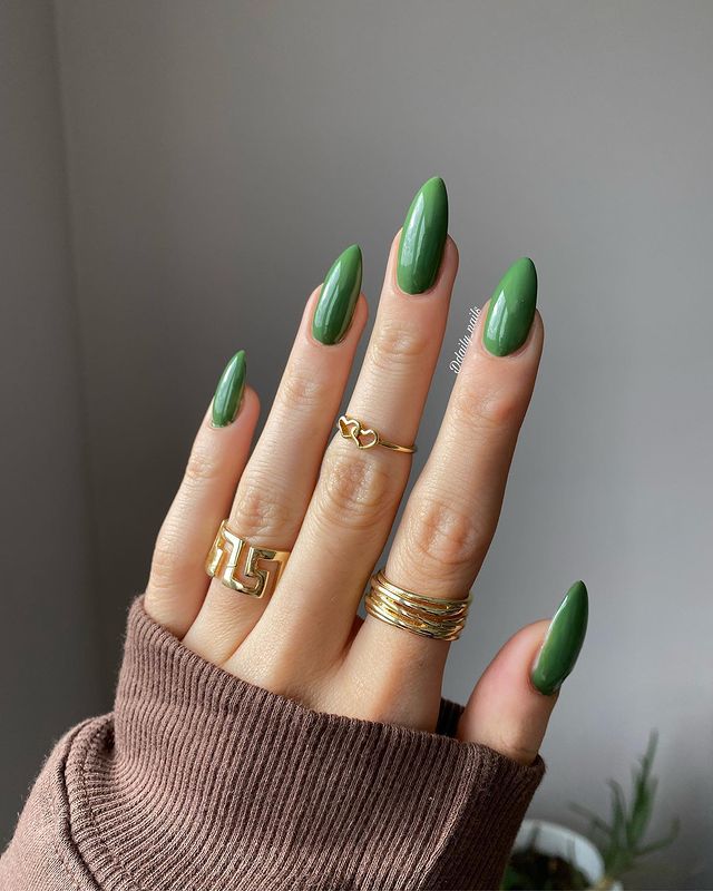 Простой зеленый маникюр на острых длинных ногтях