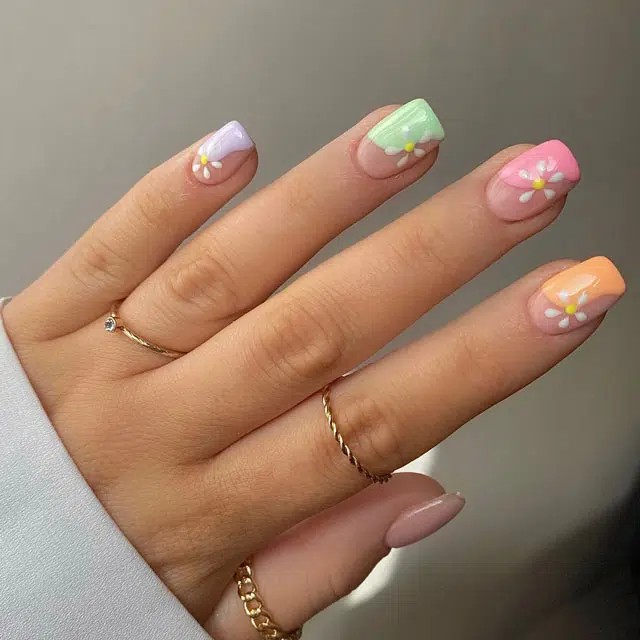 Разноцветный пастельный маникюр с цветами на квадратных ногтях средней длины
