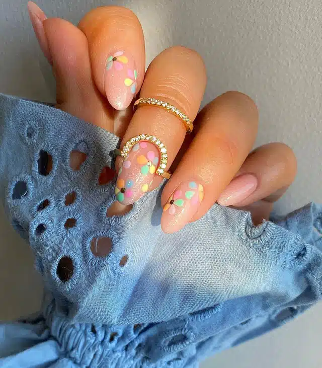 Разноцветный цветочный маникюр на овальных ногтях средней длины