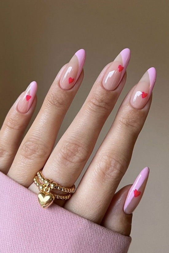 Розовый диагональный френч с сердечками на длинных ногтях