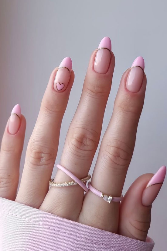 Розовый френч с золотыми линиями на миндальных ногтях средней длины