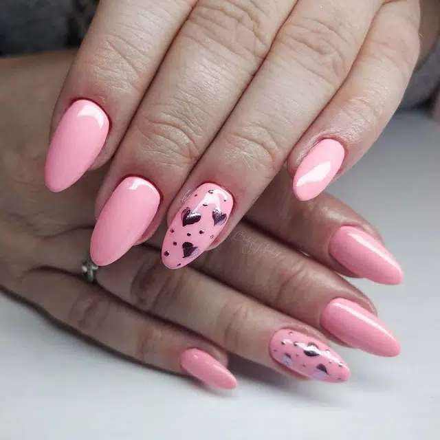 Розовый маникюр с сердечками на острых ногтях средней длины