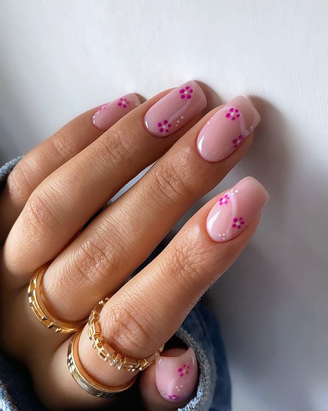 Розовый маникюр с цветами на квадратных ногтях