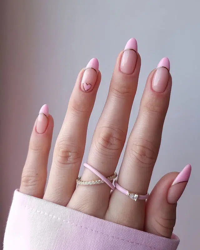 Розовый маникюр с золотыми линиями на длинных ухоженных ногтях
