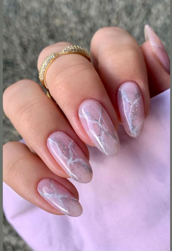 Розовый мраморный маникюр с блестками на овальных ногтях средней длины