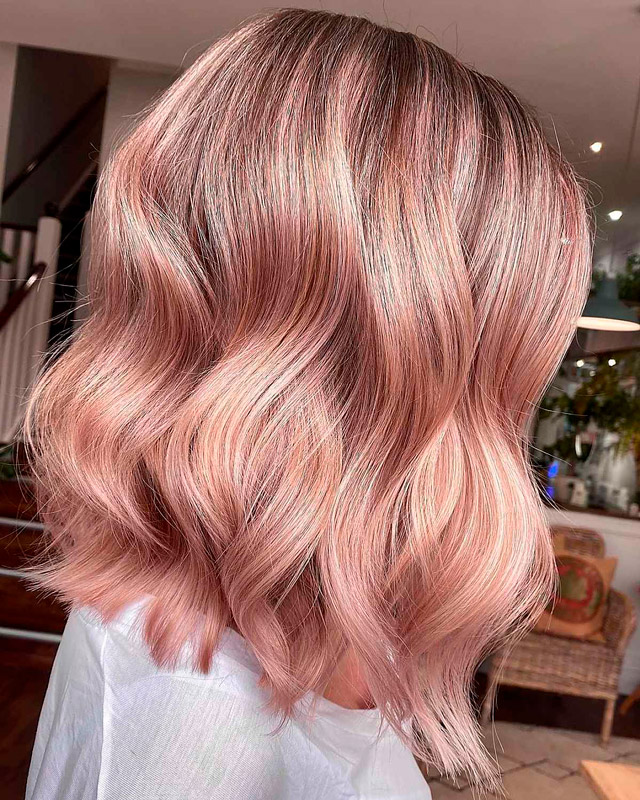 Длинные румяно-розовые волосы
