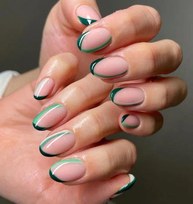 Темно зеленый френч на овальных ногтях средней длины