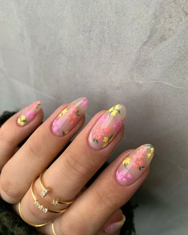 Весенний маникюр с цветами на овальных длинных ногтях