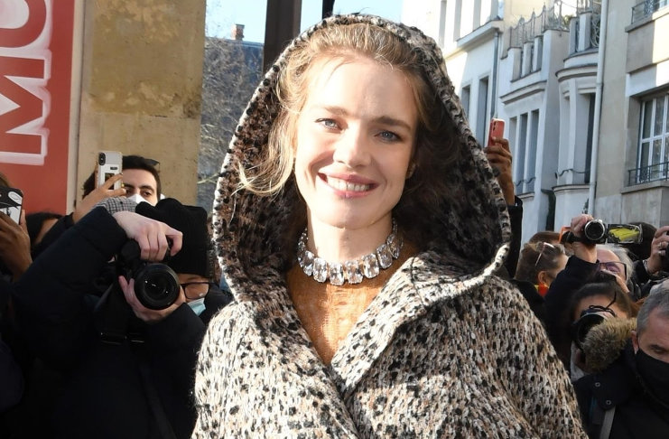 Наталья Водянова в твидовом пальто, пернатой юбке и модных ботильонах на Недели моды в Париже