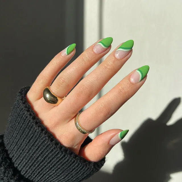 Зеленый френч на острых ногтях средней длины