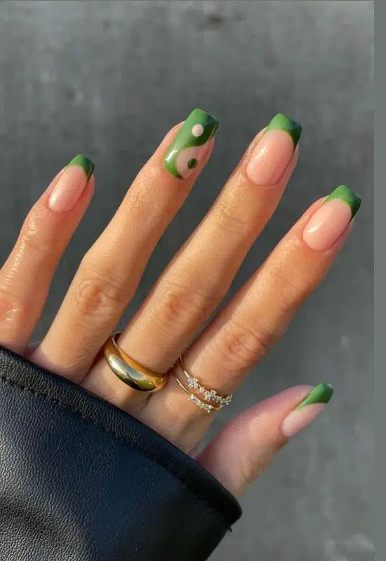 Зеленый френч с акцентным ногтем на квадратных ногтях средней длины