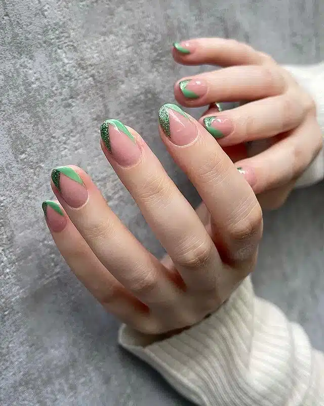 Зеленый френч с блестками на овальных натуральных ногтях