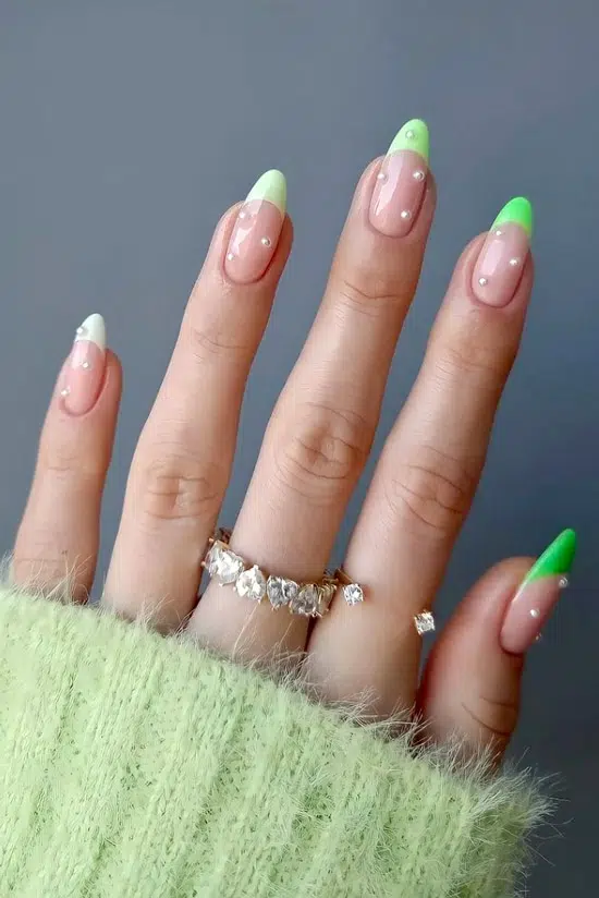 Зеленый френч с жемчугом на ногтях средней длины