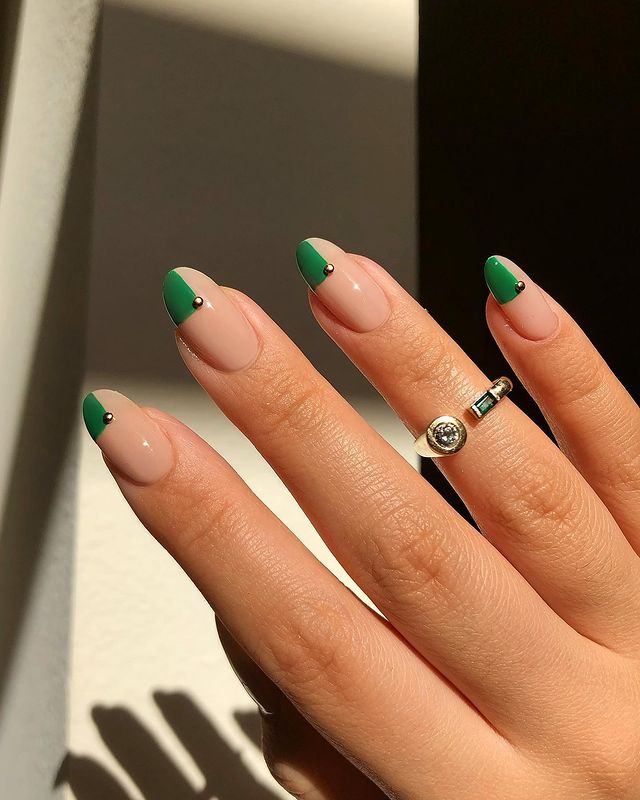 Зеленый геометрический маникюр на овальных ухоженных ногтях