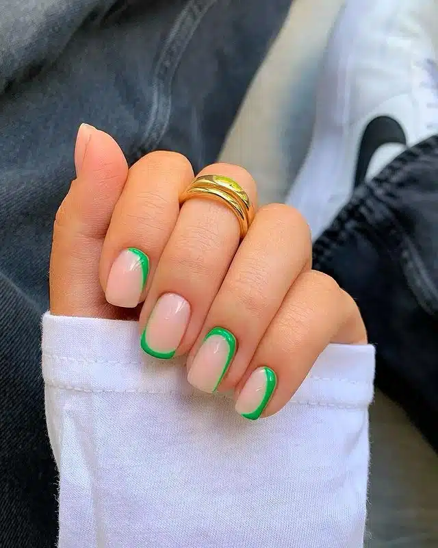 Зеленый маникюр на ухоженных ногтях средней длины