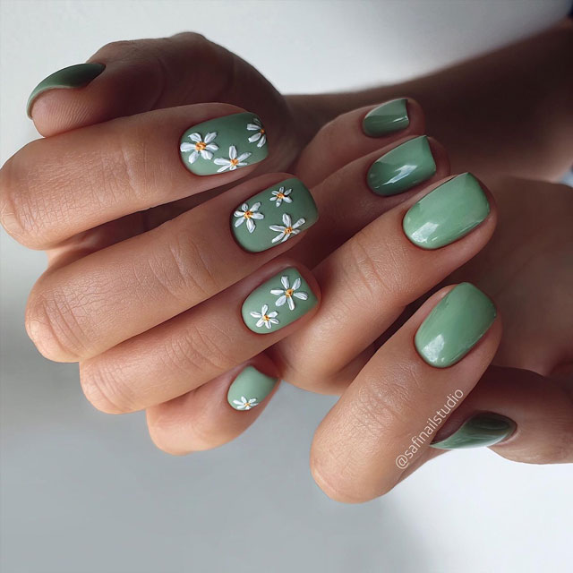 Зеленый маникюр с белыми цветами на квадратных ногтях средней длины