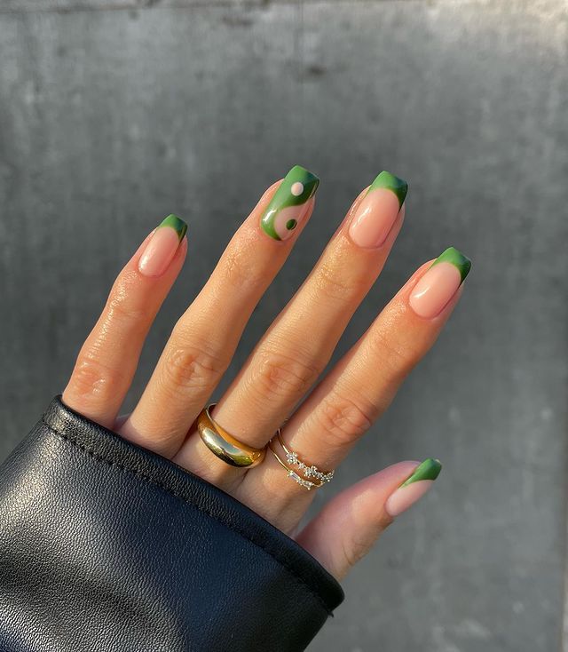 Зеленый маникюр с принтом инь янь на квадратных ногтях средней длины