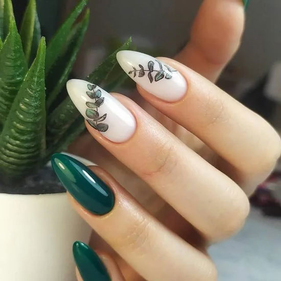 Зеленый маникюр с растительным принтом на миндальных ногтях