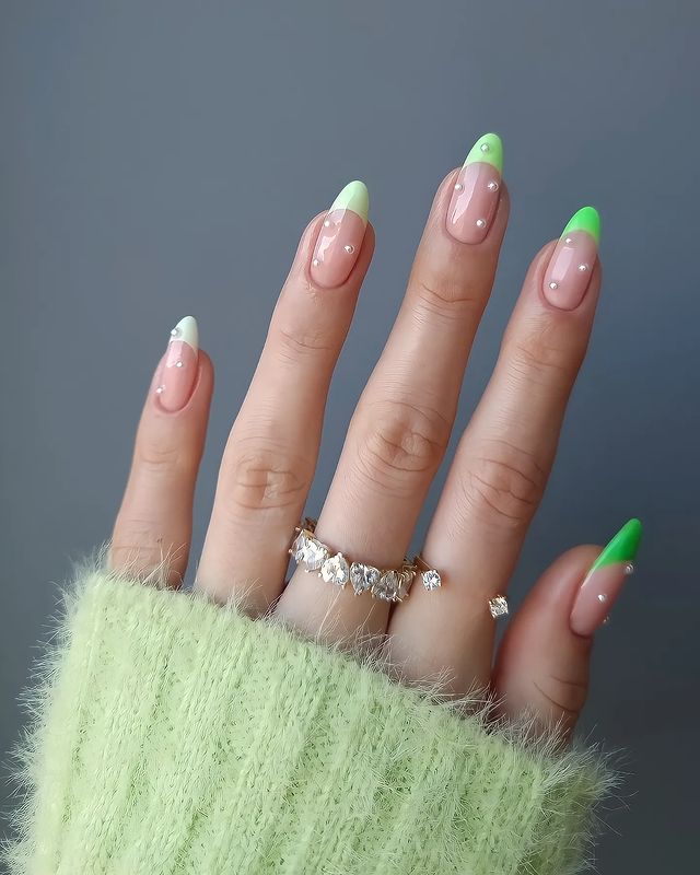 Зеленый маникюр с жемчугом на острых длинных ногтях