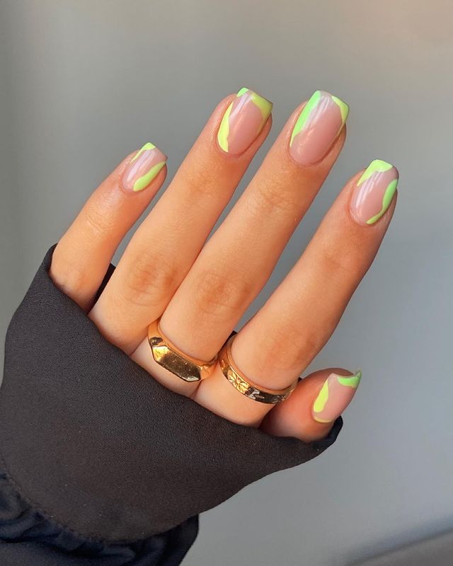 Зеленый неоновый маникюр на квадратных ногтях средней длины