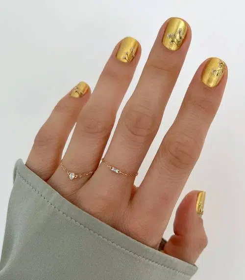 Золотой маникюр на коротких натуральных ногтях