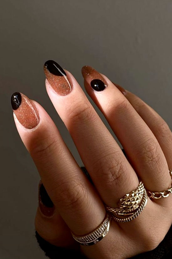Золотой маникюр с блестками и черным акцентом на овальных ногтях средней длины